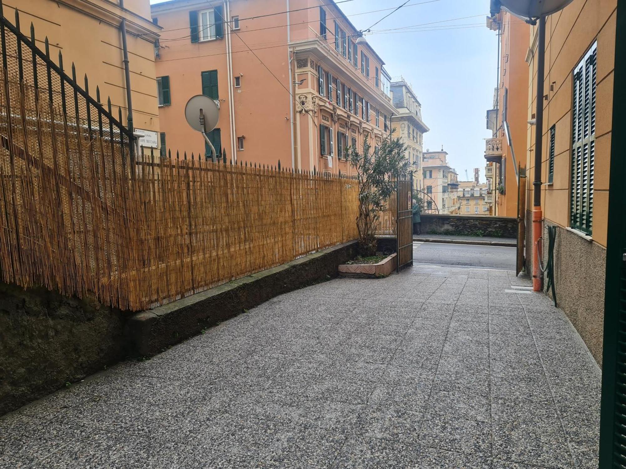 Ampio Appartamento Con 2 Posti Auto E Cortile Genova Eksteriør bilde