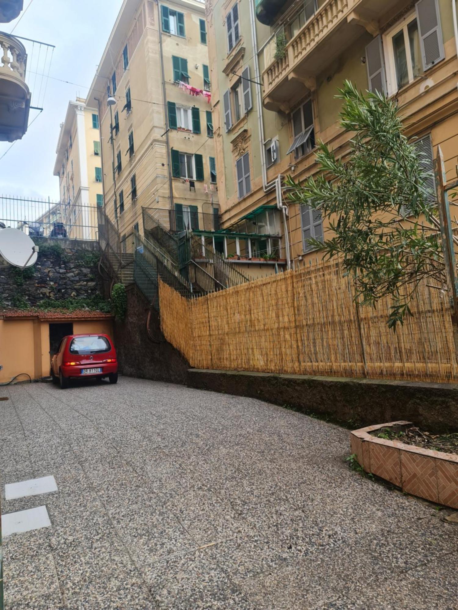 Ampio Appartamento Con 2 Posti Auto E Cortile Genova Eksteriør bilde